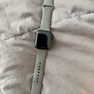 Apple Watch SE 2 44 MM with two watch bands GPS